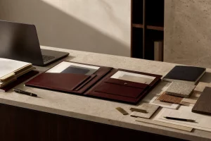 Mesa de trabajo de FISAVAL con carpetas y documentación ordenada